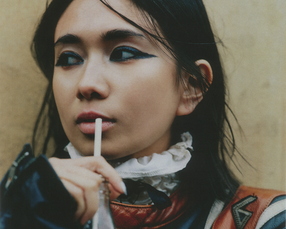 NIKI Beri Surprise untuk Fansnya dengan Mengumumkan Tur Dunia Terbesarnya dan Album Ketiganya “Buzz”