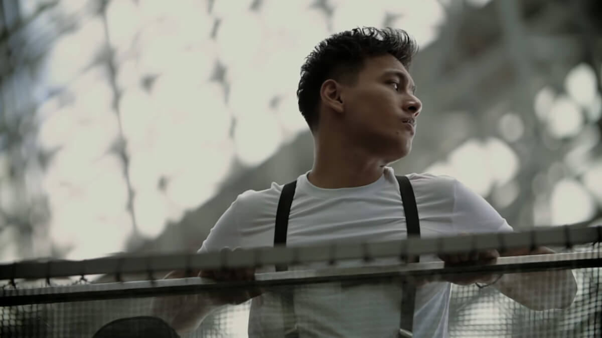 Hubungan Cinta Terlarang Digambarkan Rendy Pandugo dalam Single "Far"