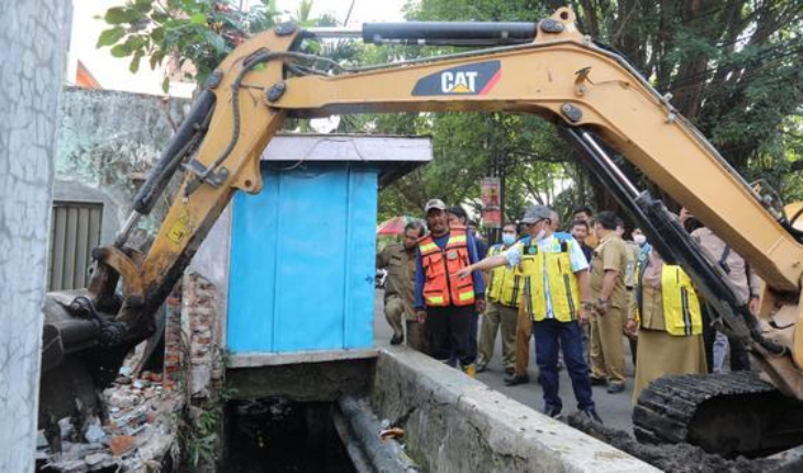 Pemkot Malang Bongkar Konstruksi Penghambat Saluran di Pisang Candi