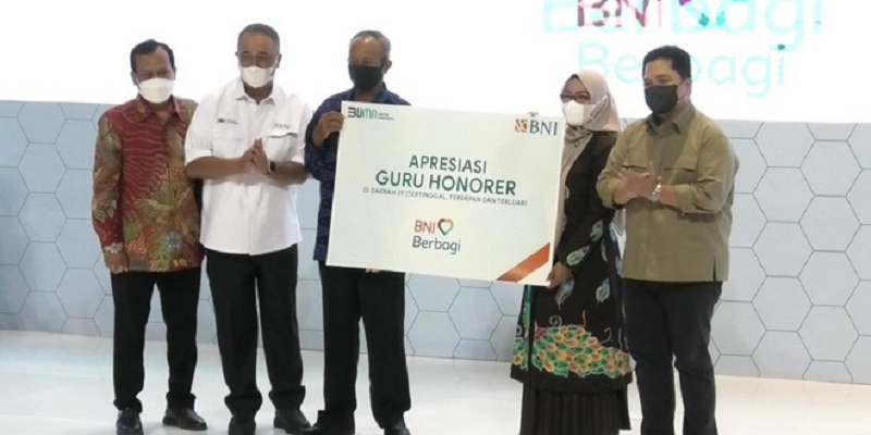 Menteri BUMN Salurkan Bantuan untuk Guru Honorer