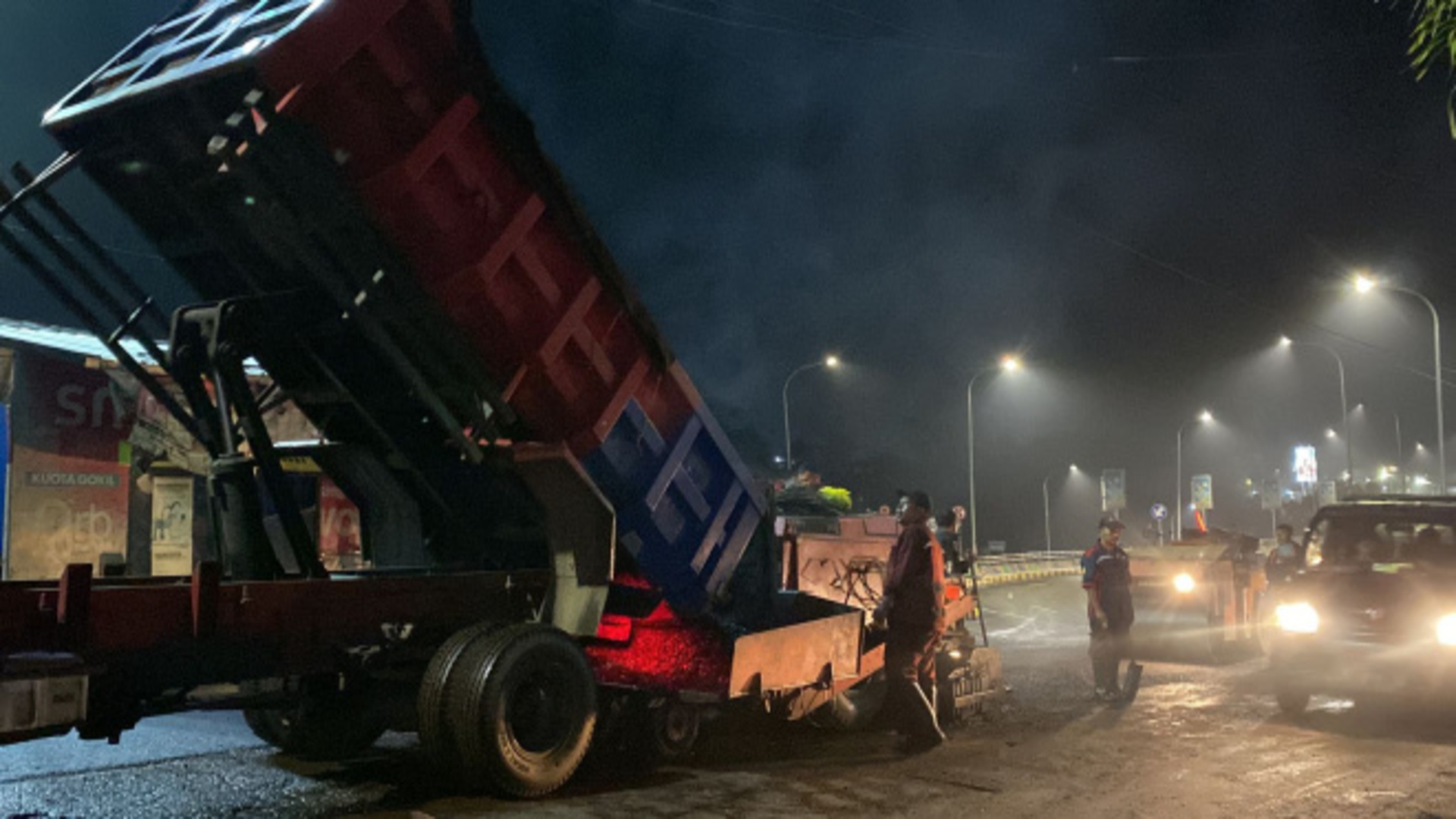 Perbaiki Jalan, DPUPRPKP Sahur on The Sreet