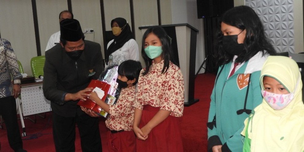 Baznas Salurkan Beasiswa untuk Anak Korban Covid-19