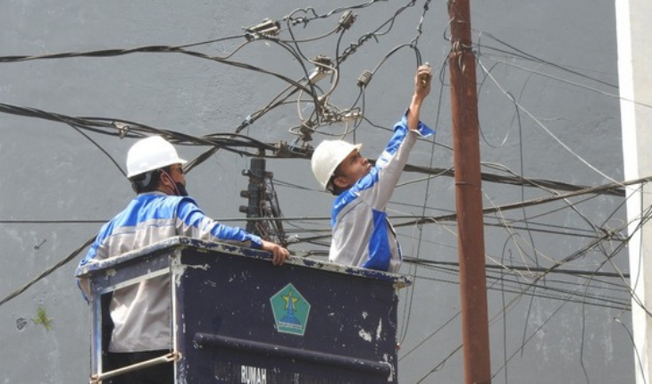 Rebo Rapi Bereskan Kabel di Jalan Kawi