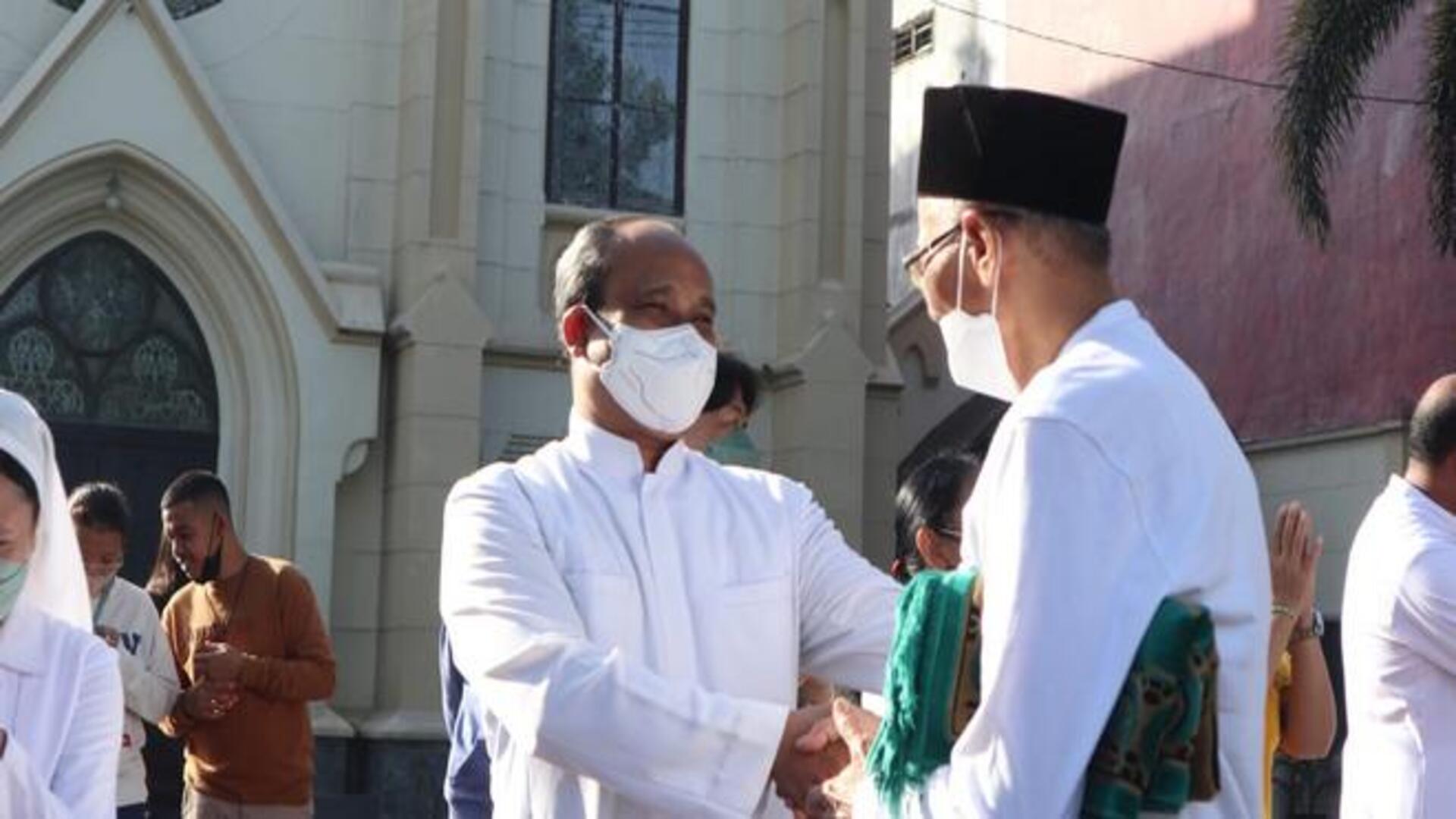 Toleransi Warga Malang: Umat Muslim Salat di Halaman Gereja