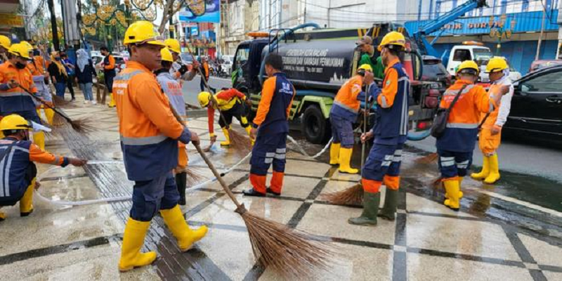 DLH Bersihkan dan Rapikan Kabel, Kawasan Kayutangan Makin Siap