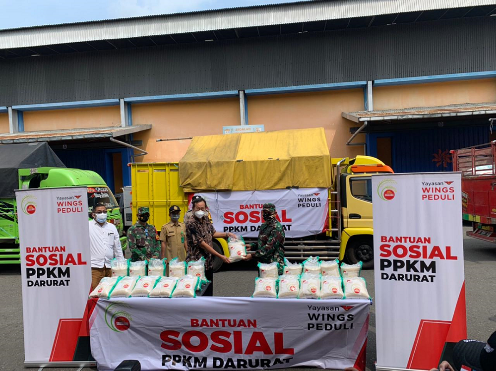 Yayasan Wings Peduli Serahkan Bantuan Logistik untuk Warga Jawa Timur