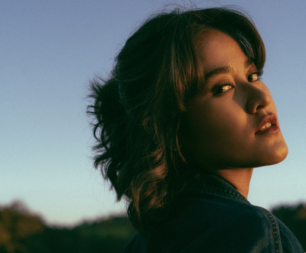 Kisah Cinta Pandangan Pertama dalam Lagu Romantis Ashira Zamita