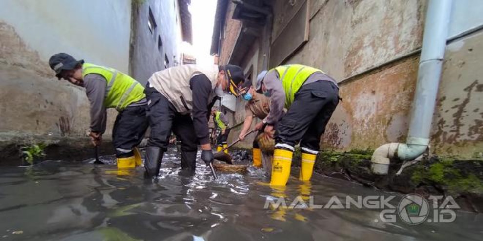 Hindari Bahaya Banjir, Warga Antusias Laksanakan Kerja Bakti