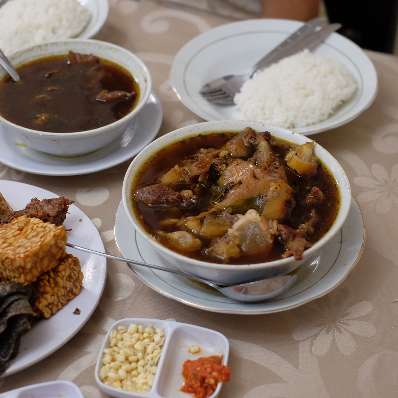 Lagi Coba Rawon, Makanan Yang Dinobatkan Sebagai Sup Terenak Se-Asia